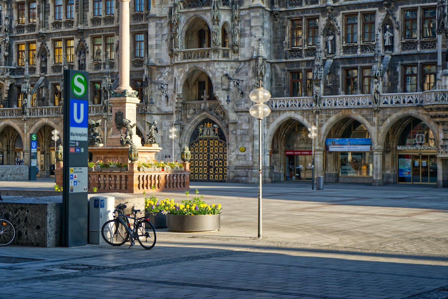 Ein Fahrrad am U-Bahn-Eingang Marienplatz auf einem historischen Stadtplatz.
